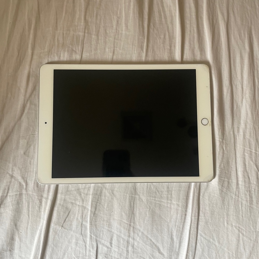 Apple iPad 8 with Apple Pencil and Keyboard Case